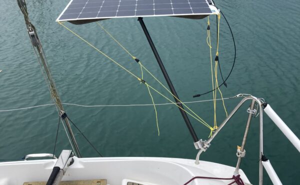 Installation-sur-mesure-deportee-panneaux-120W-scaled