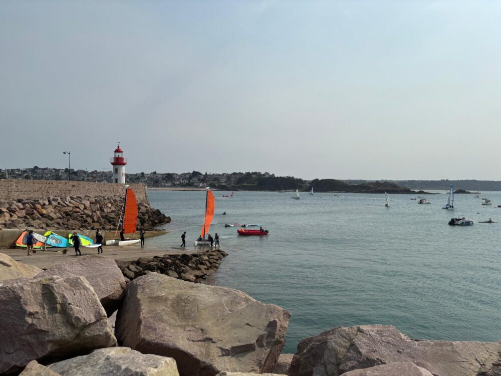 photo du centre nautique d'Erquy dans les Côtes d'Armor en Bretagne